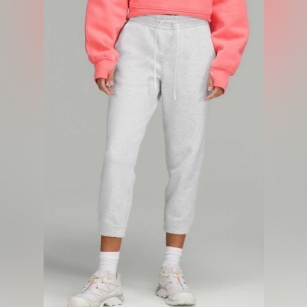 Lululemon Loungeful High-Rise Cropped Jogger
Heathered Ultra Light Grey Size 2
